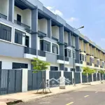 Bán nhà phố ngay trong kcn phước đông, giá từ 1,2tỷ/căn, nhận nhà ngay - sổ sẵn. mặt tiền 12m