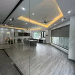 Cho thuê sàn văn phòng 80 m2, có sẵn bàn ghế, nội thất, lô góc rất đẹp, vào có thể làm việc ngay