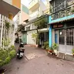 Oto ngủ trước cửa, hẻm 1 trục thông Hoàng Hoa Thám -> Nơ Trang Long.